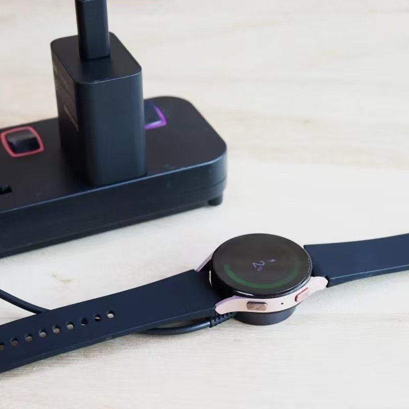 Watch Charging Dock - حامل شحن لاسلكي مغناطيسي محمول بمنفذ